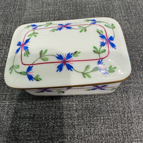 HEREND HUNGARY BLUE GARLAND RECTANGULAR PORCELAIN TRINKET BOX Gold Trim w/Lid - Picture 1 of 9